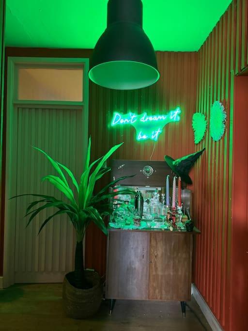 Apartment Colourful Great Location! Bristol