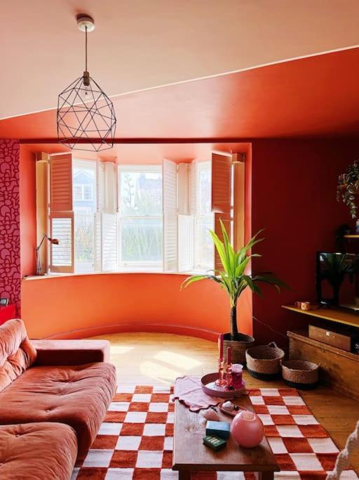 Colourful Great Location! Apartment