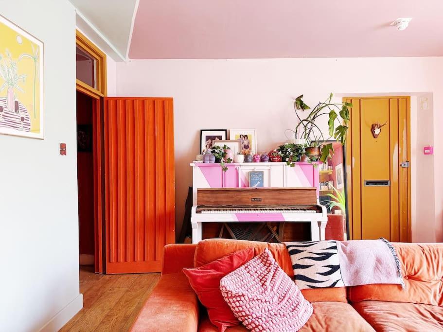 Apartment Colourful Great Location!