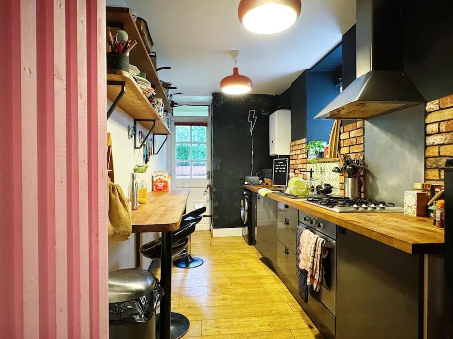 Apartment Colourful Great Location! Bristol