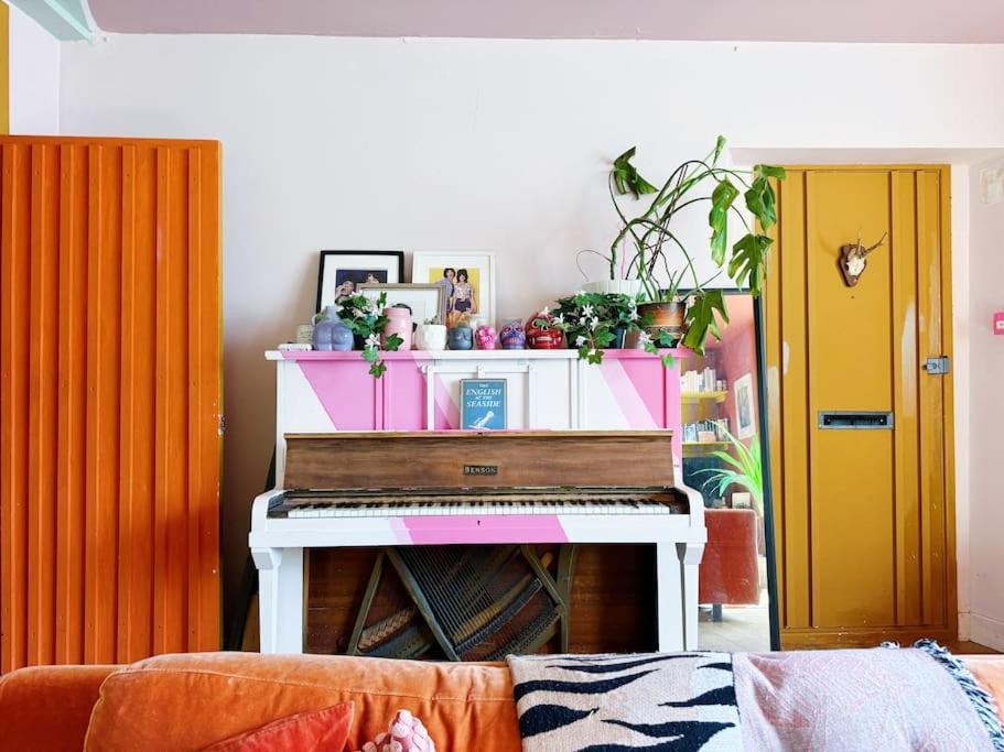 Apartment Colourful Great Location!